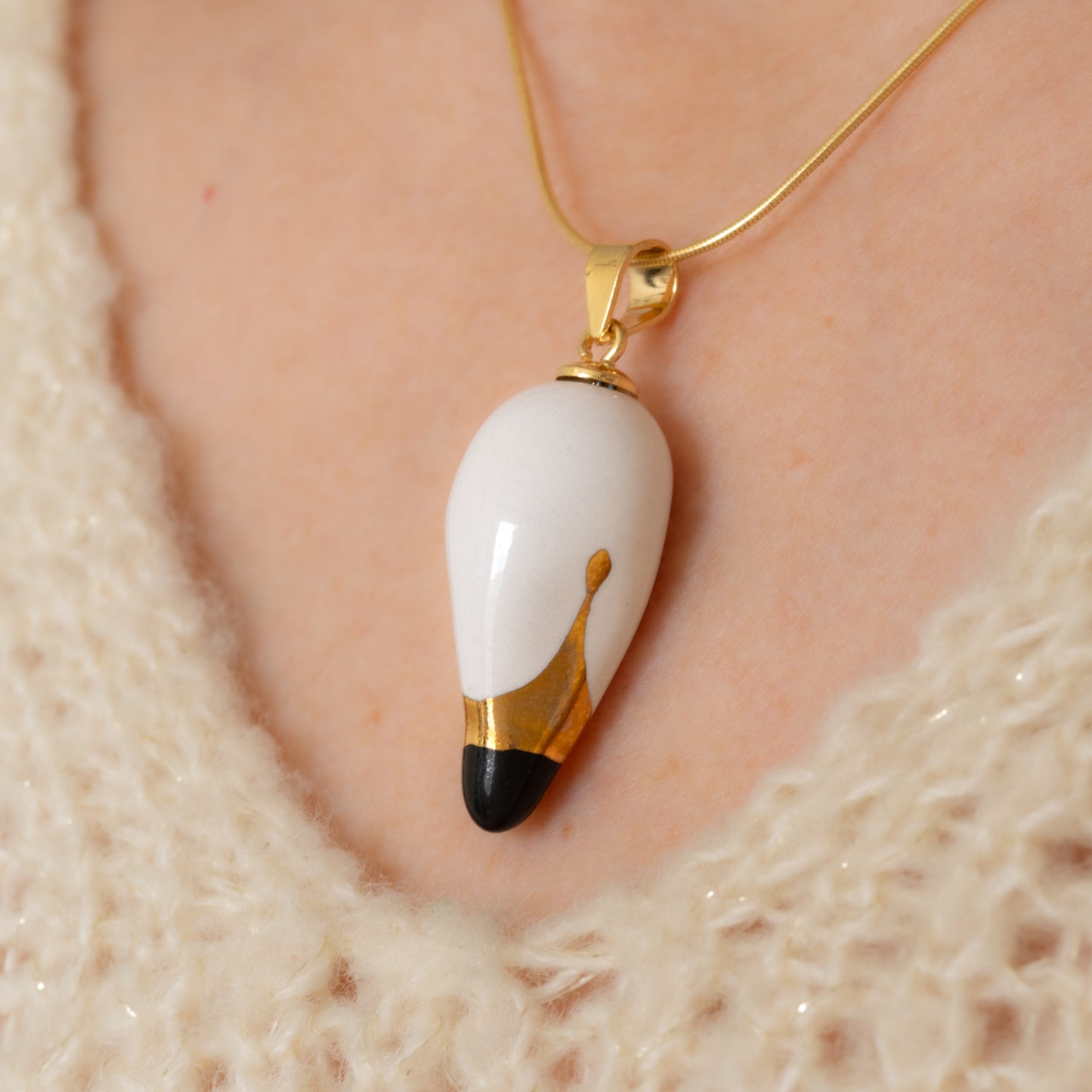 Joutsenkoru Ceramic Swan Pendant with Necklace (White)