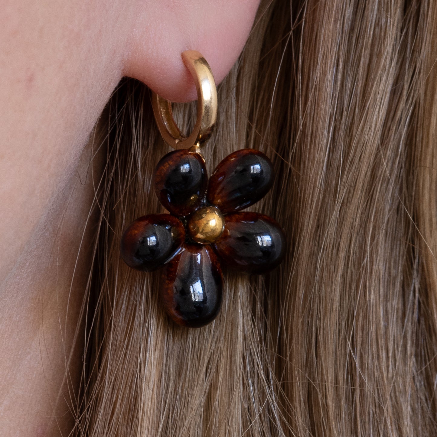Ku-Kukkakoru Ceramic Flower Earrings (Dark Brown)
