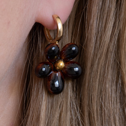 Ku-Kukkakoru Ceramic Flower Earrings (Dark Brown)