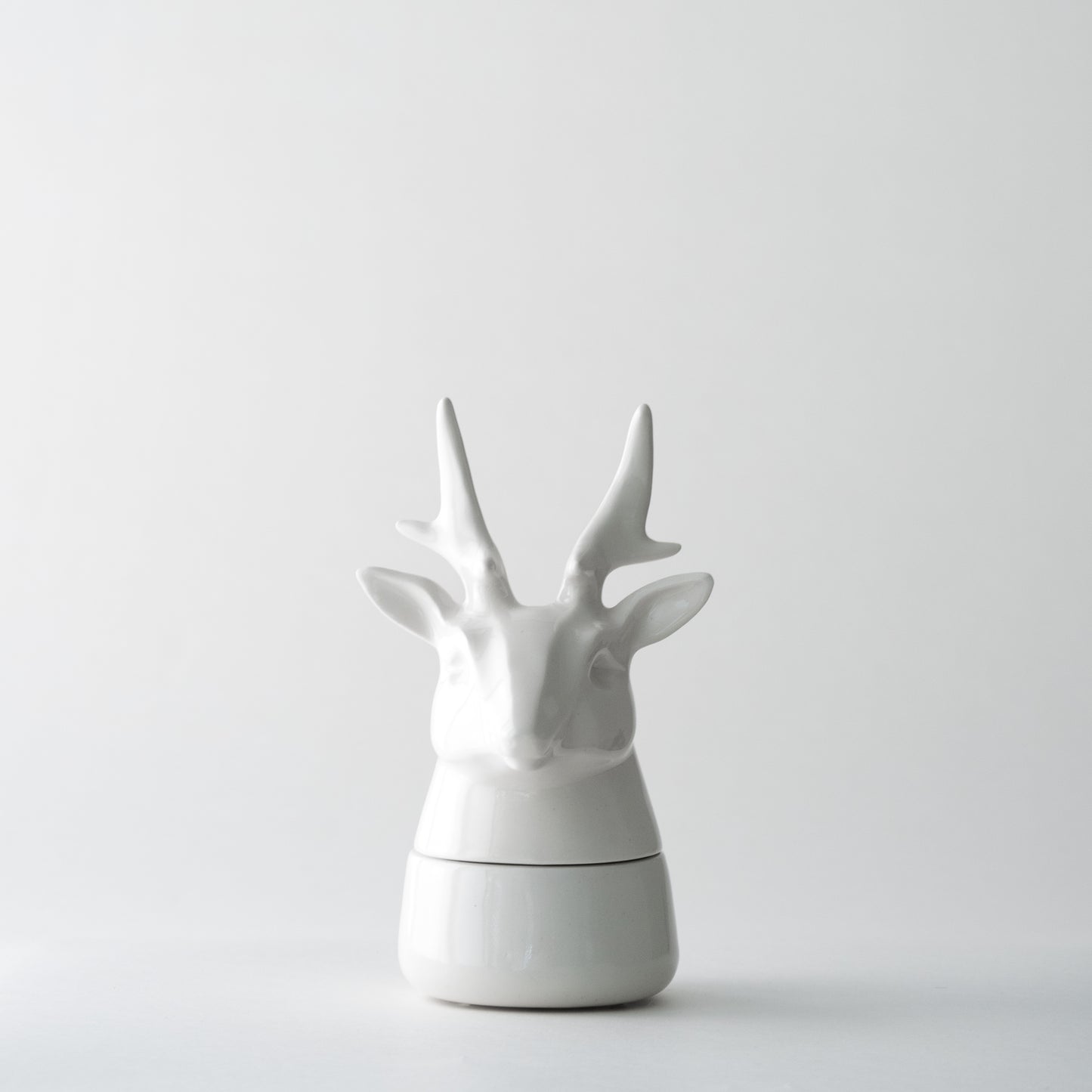Ikimetsä - Deer with large antlers (White)