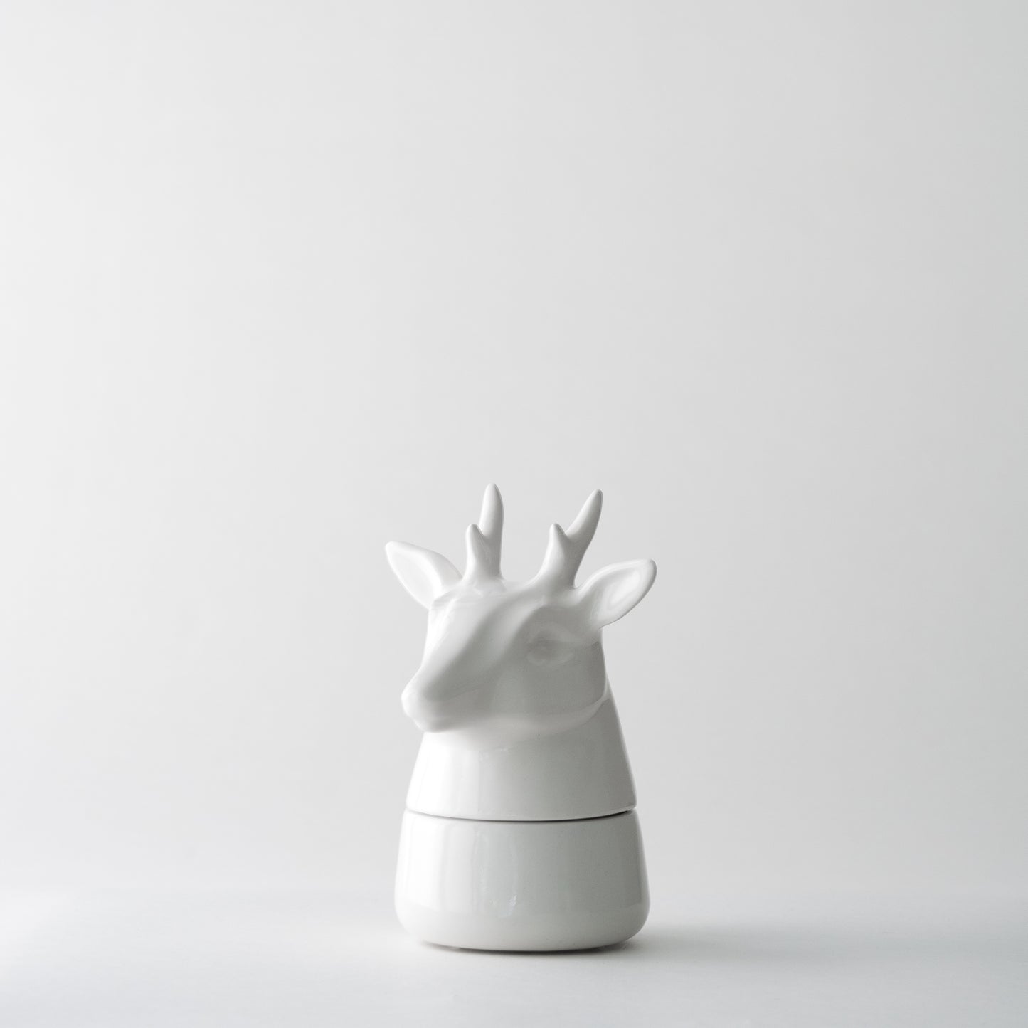 Ikimetsä - Deer with small antlers (White)