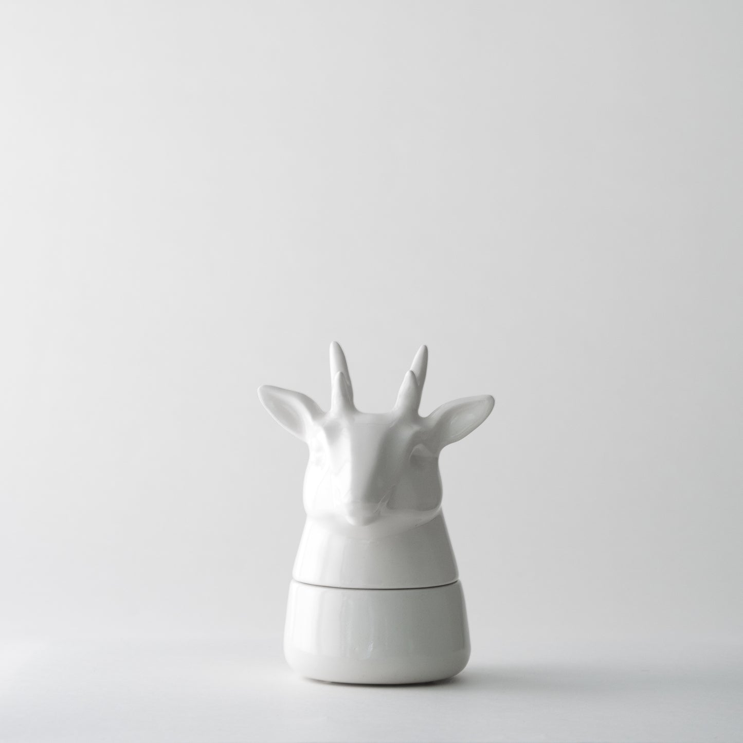 Ikimetsä - Deer with small antlers (White)