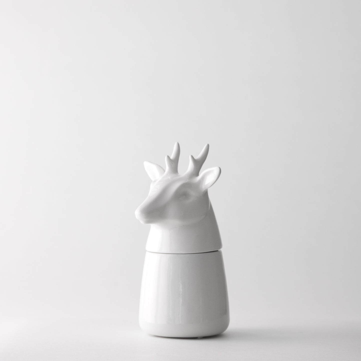 Ikimetsä - Deer with small antlers (White)